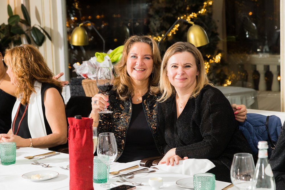 Kollegen am posieren für die Kamera