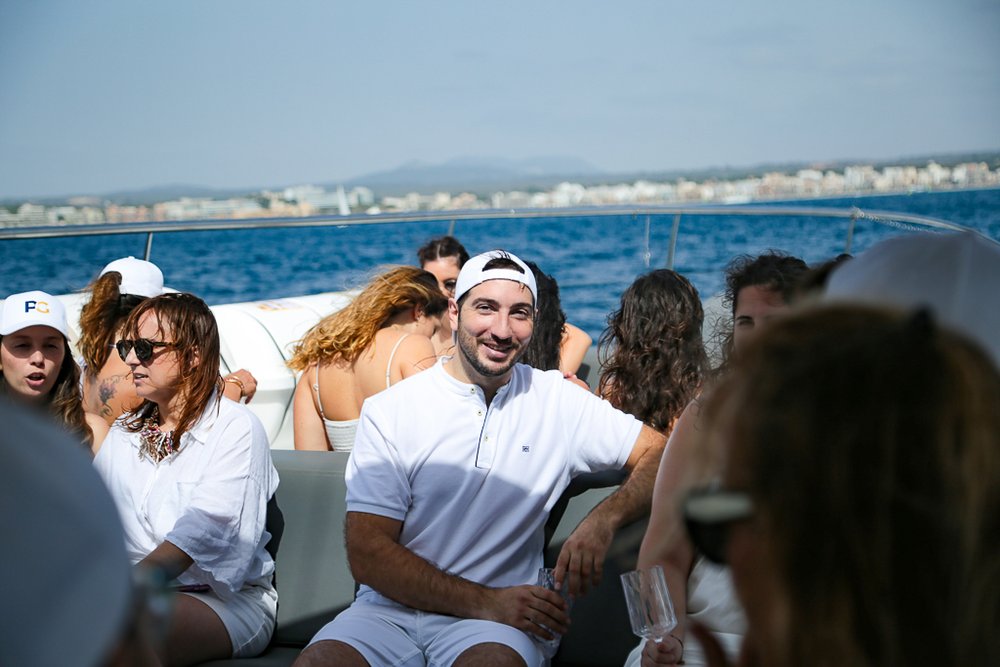 Team PlattesGroup genießt die Sonne auf dem Katamaran  (u.a. Buchhalter Henry Holzmann).