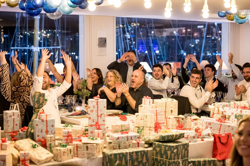 Das Team der PlattesGroup jubelt an den festlich gedeckten Tischen.