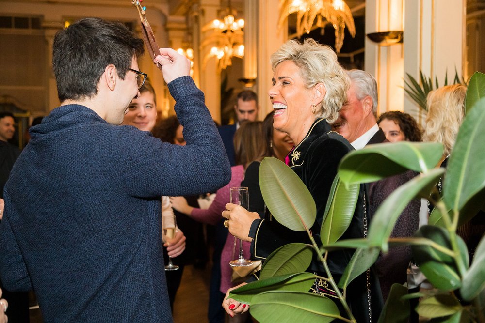 Yvonne Plattes mit einem Kollegen am lachen