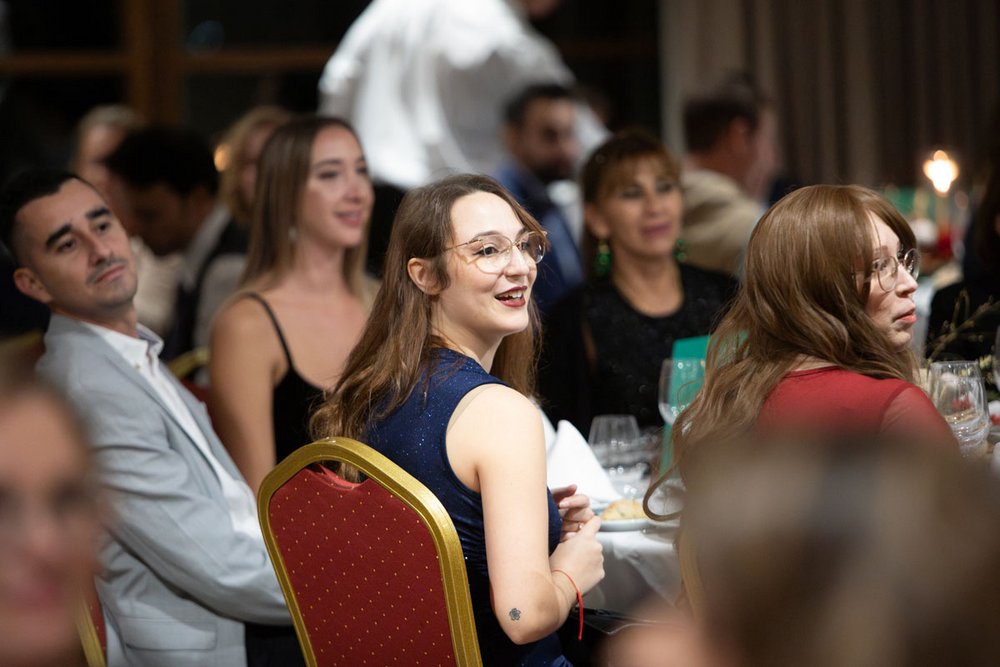 Tania Gambin, Sachbearbeiterin des Kompetenzzentrums Wohn- und Ferienimmobilien der PlattesGroup, hört den festlichen Reden auf der Weihnachtsfeier des Unternehmens zu