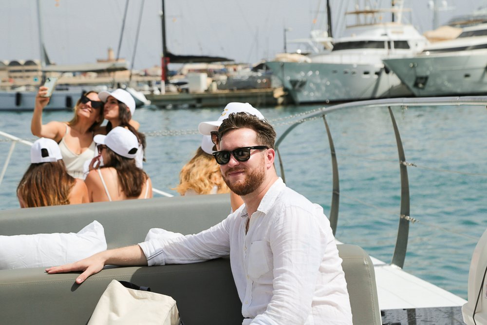 Mitarbeiter und Mitarbeiterinnen der PlattesGroup genießen die Sonne. Im Vordergrund Asesor fiscal David Nadrowski.