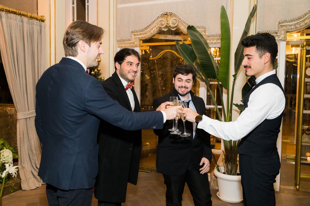 Kollegen die gemeinsam anstoßen 