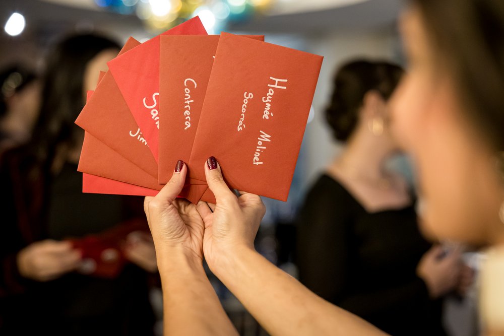 Liebevoll verpackte und personalisierte Weihnachtspost für jeden Einzelnen.