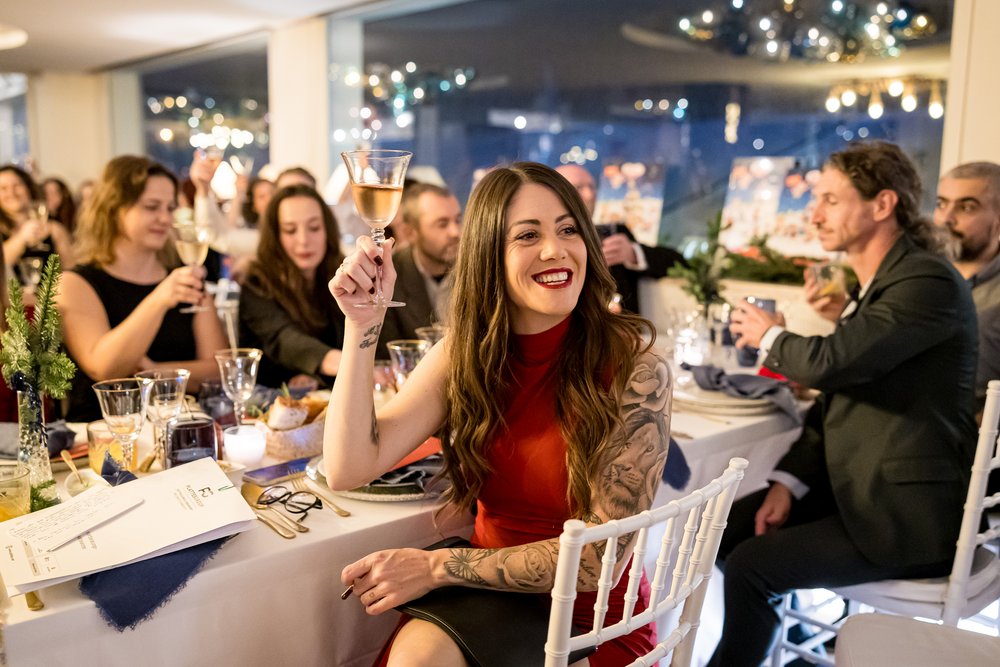 Michelle Aschemeyer hebt fröhlich das Glas zum Anstoßen.