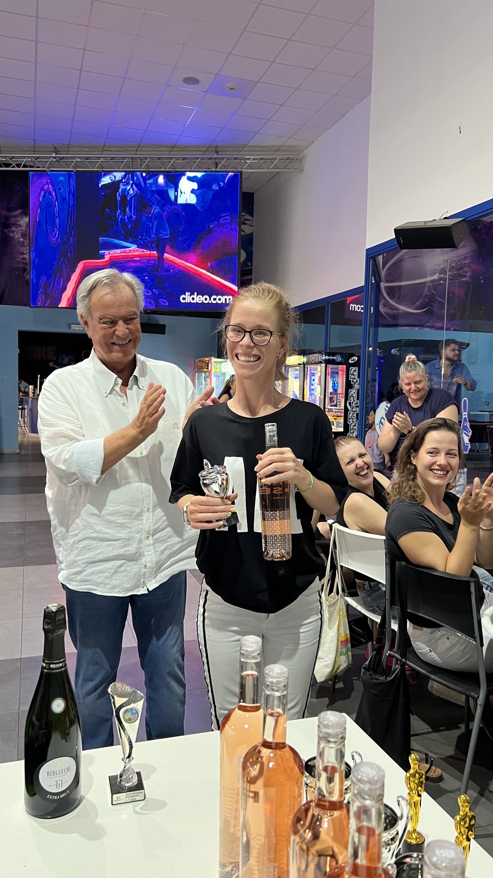 Willi Plattes klatscht für Sabrina Plattes, die den Sieg in ihrer Gruppe holte