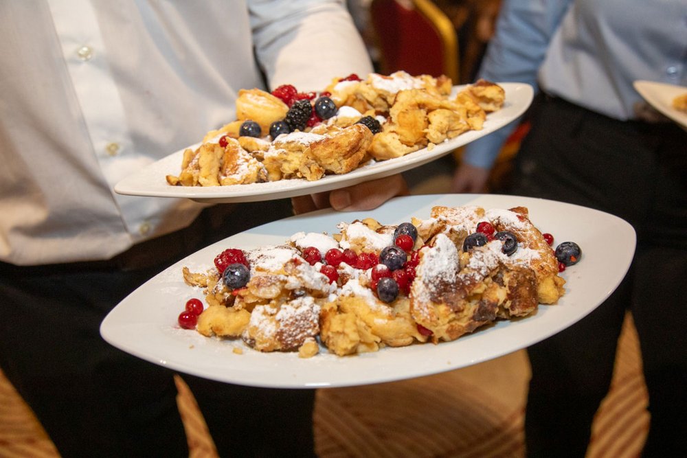 Kaiserschmarren, der mit Beeren angerichtet wurde und als Nachtisch auf der Weihnachtsfeier überreicht wird