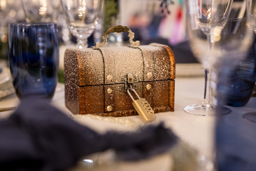 Verschneite Schatzkiste als eine Überraschung.