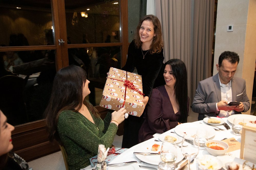 Asesora fiscal Leonor Bustamante bekommt von der Pressesprecherin der PlattesGroup Claudia Schittelkopp ein Geschenk überreicht.