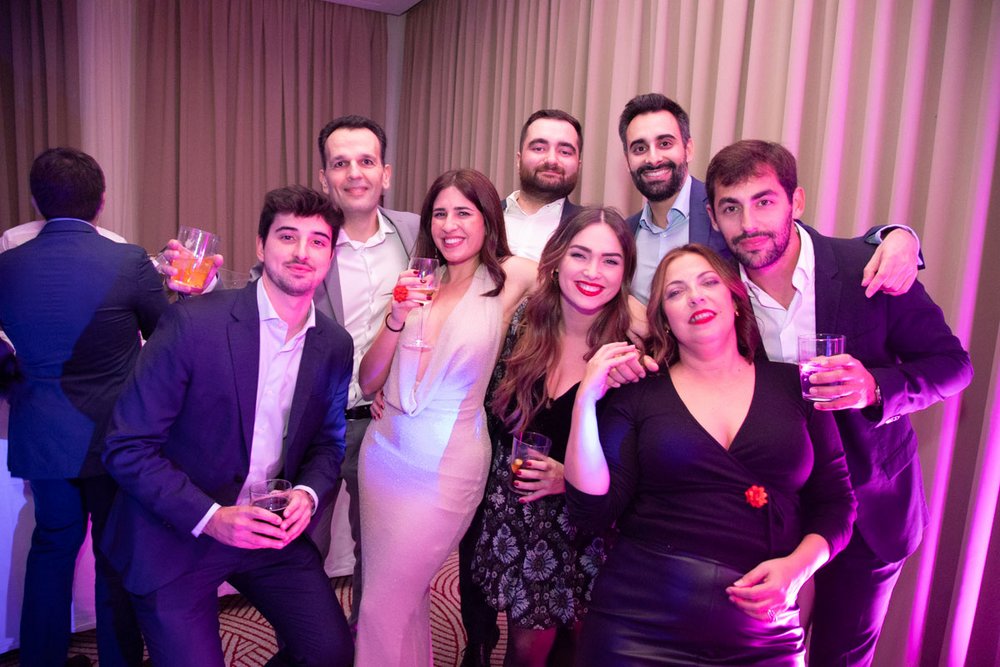 Gruppenfoto von Mitarbeitern verschiedner Abteilungen der PlattesGroup beim Disco-Teil im Anschluss an die Weihnachtsfeier