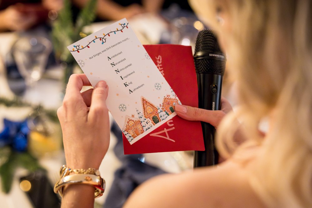 Mit Namen personalisierte Weihnachtskarten werden feierlich ausgepackt, auch von Annika Plattes.