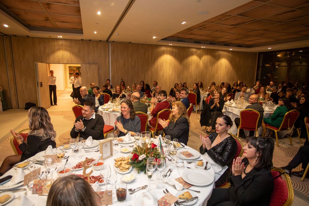 Blick in den Saal des Castillo Hotel Son Vida, in dem die Mitarbeiter der PlattesGroup an runden Tischen dinieren