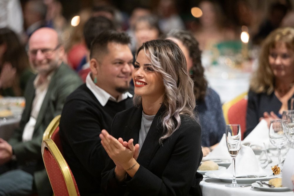 Valentina Randazzo, die Assistentin der Geschäftsführung bei PlattesGroup, sitzt im Kreise ihrer Kollegen im Saal des Castillo Hotel Son Vida und klatscht Beifall wegen der Rede auf der Firmenweihnachtsfeier