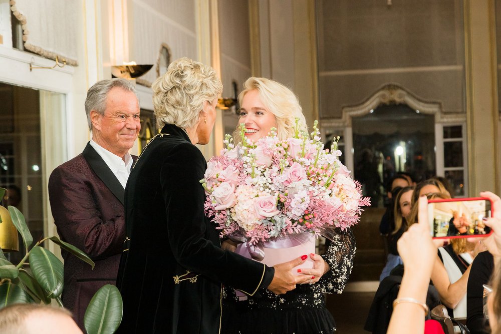 Willi Plattes, Yvonne Plattes und Annika Plattes mit einem großen Blumenstrauß
