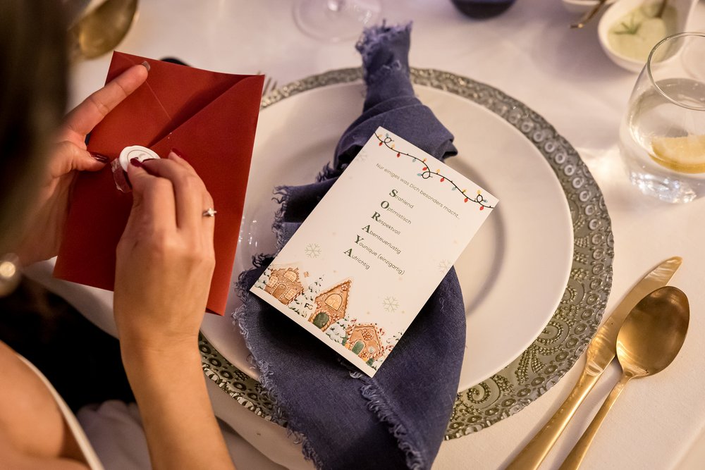 Mit Namen personalisierte Weihnachtskarten werden feierlich ausgepackt.