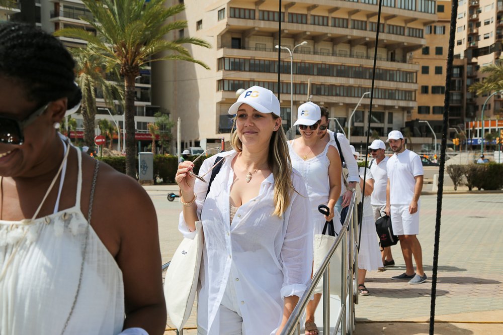 Das Team geht an Board des Katamaran über die Brücke (u.a. Africa Grimaldo Tomas, Claudie Schittelkopp, David Nadrowski, Esteban Díez Gutiérrez und Henry Holzmann).