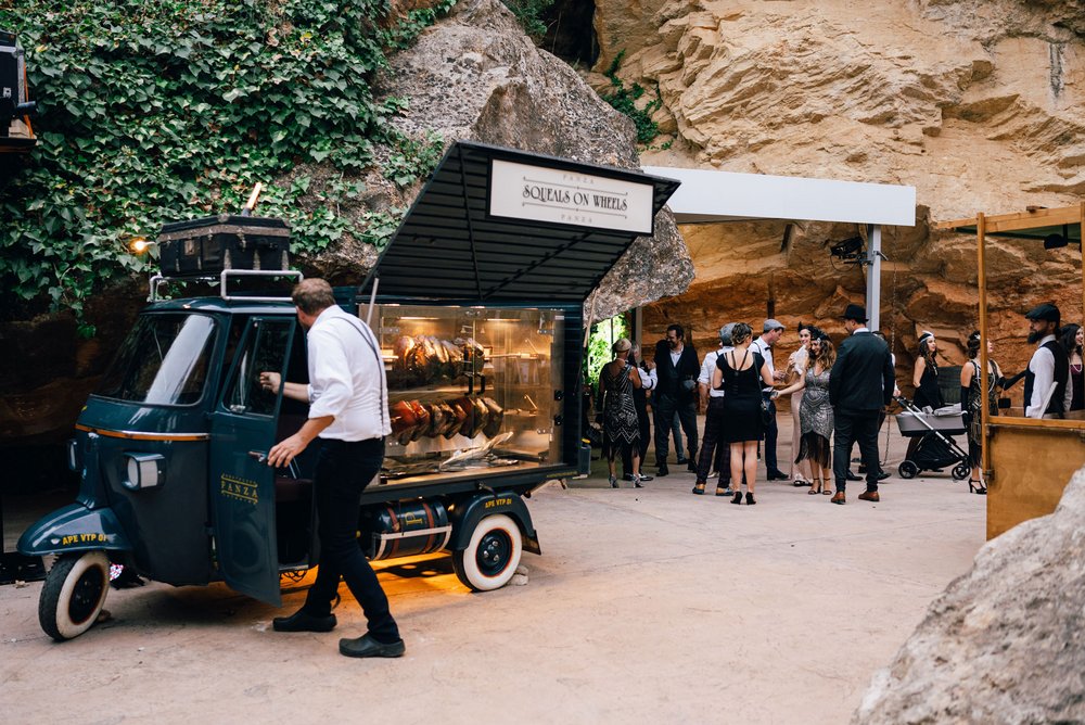 Imbisswagen im Vintage-Stil vor dem Eingang zur Höhle
