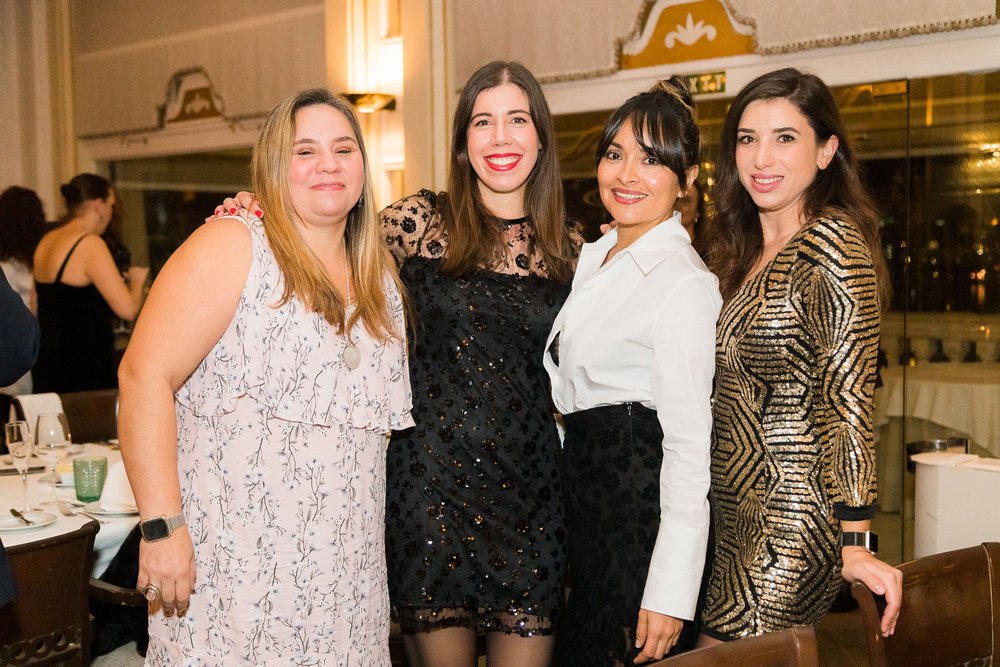 Verschiedene Arbeitskolleginnen schick gekleidet 