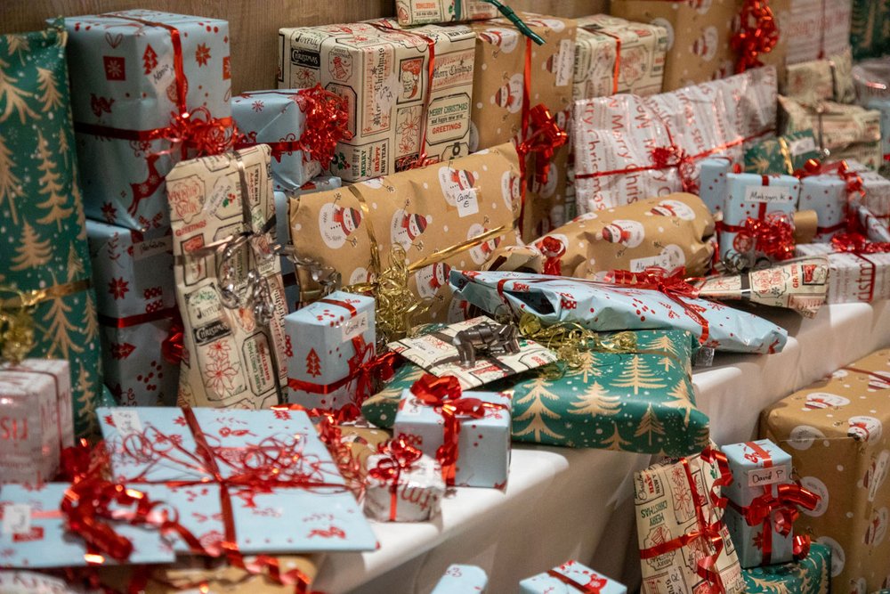 Die Weihnachtsgeschenke für die Mitarbeiter der PlattesGroup liegen fertig eingepackt für die Weihnachtsfeier bereit