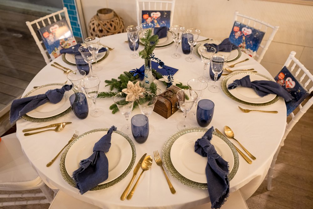 Weihnachtlich festlich geschmückter Tisch.