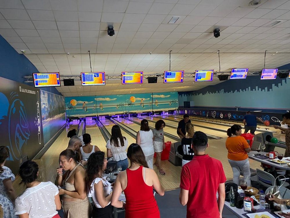 Die Mitarbeiter der PlattesGroup spielten auf verschiedenen Bahnen Bowling