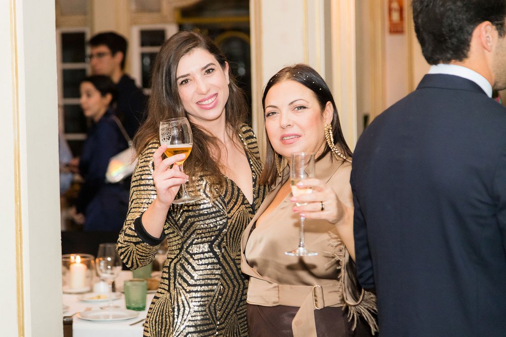 Zwei Arbeitskolleginnen posieren für das Foto