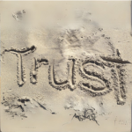 Das Wort Trust in den Sand geschrieben